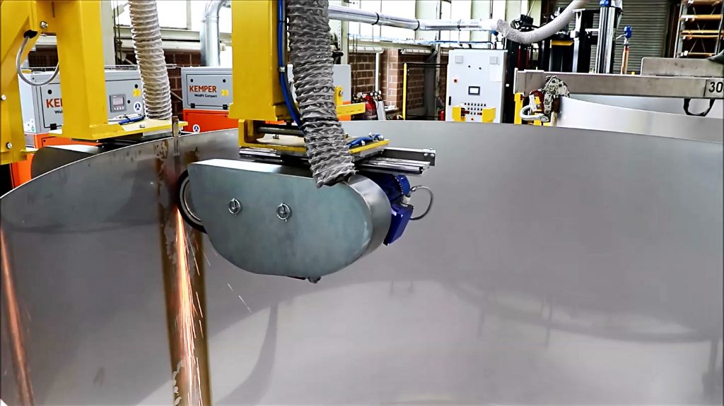 KASPAR SCHULZ Fertigungsmaschine in Betrieb beim Abschleifen einer Schweißnaht